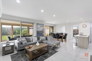 Een televisie en een kantoor