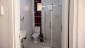 Economy Double or Twin Room, Garden View | Bathroom | Shower, free toiletries, towels, soap - pusula otel restaurant (Urla)