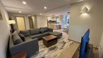 Deluxe Suite | Desk, iron/ironing board, free WiFi, bed sheets