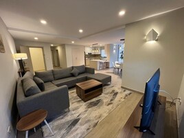 Escritorio, tabla de planchar con plancha, wifi gratis y ropa de cama 