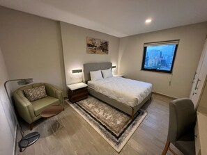 Suíte júnior | Escrivaninha, ferros/tábuas de passar roupa, Wi-Fi de cortesia