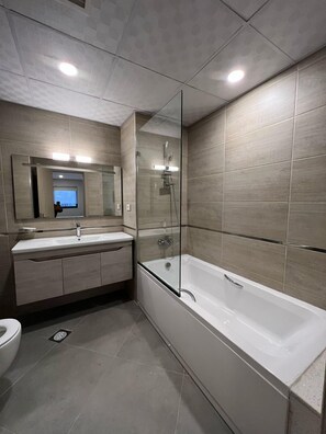 Premium Suite | Bathroom | Hair dryer, bathrobes, towels