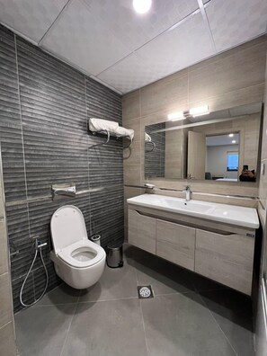 Premium Suite | Bathroom | Hair dryer, bathrobes, towels