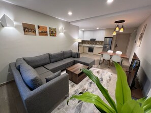 Suíte júnior | Escrivaninha, ferros/tábuas de passar roupa, Wi-Fi de cortesia