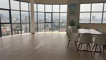 Suíte superluxo | 3 quartos, escrivaninha, ferros/tábuas de passar roupa