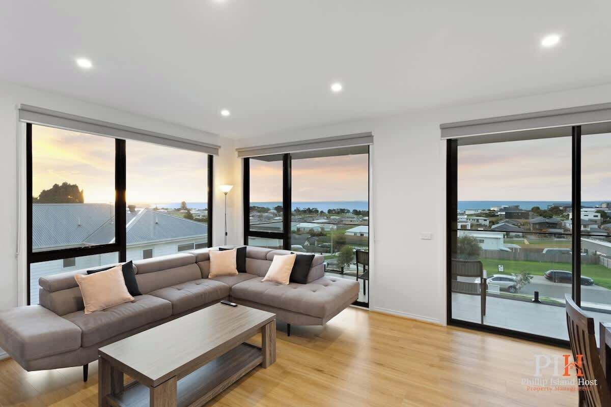 Fernseher, Bücher, Arbeitsbereiche