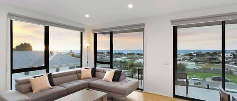 Fernseher, Bücher, Arbeitsbereiche