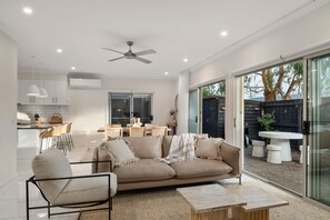 TV, offices - Chic Coastal Retreat 3 Bdr Close to Beach (Cowes)