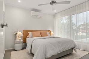 3 bedrooms, desk, iron/ironing board, travel cot - Chic Coastal Retreat 3 Bdr Close to Beach (Cowes)