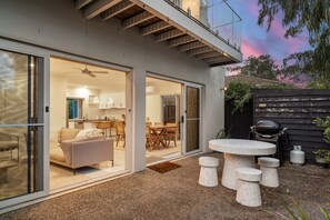 Outdoor dining - Chic Coastal Retreat 3 Bdr Close to Beach (Cowes)