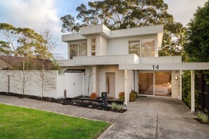 Exterior - Chic Coastal Retreat 3 Bdr Close to Beach (Cowes)