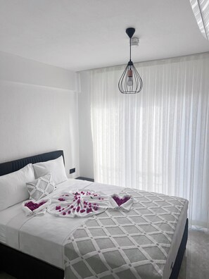 Espacio para trabajar con laptop y tabla de planchar con plancha 