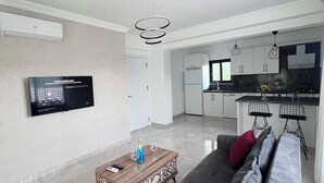 Standard Apartment | Ruang kerja komputer riba, seterika/papan seterika, Wi-fi percuma 