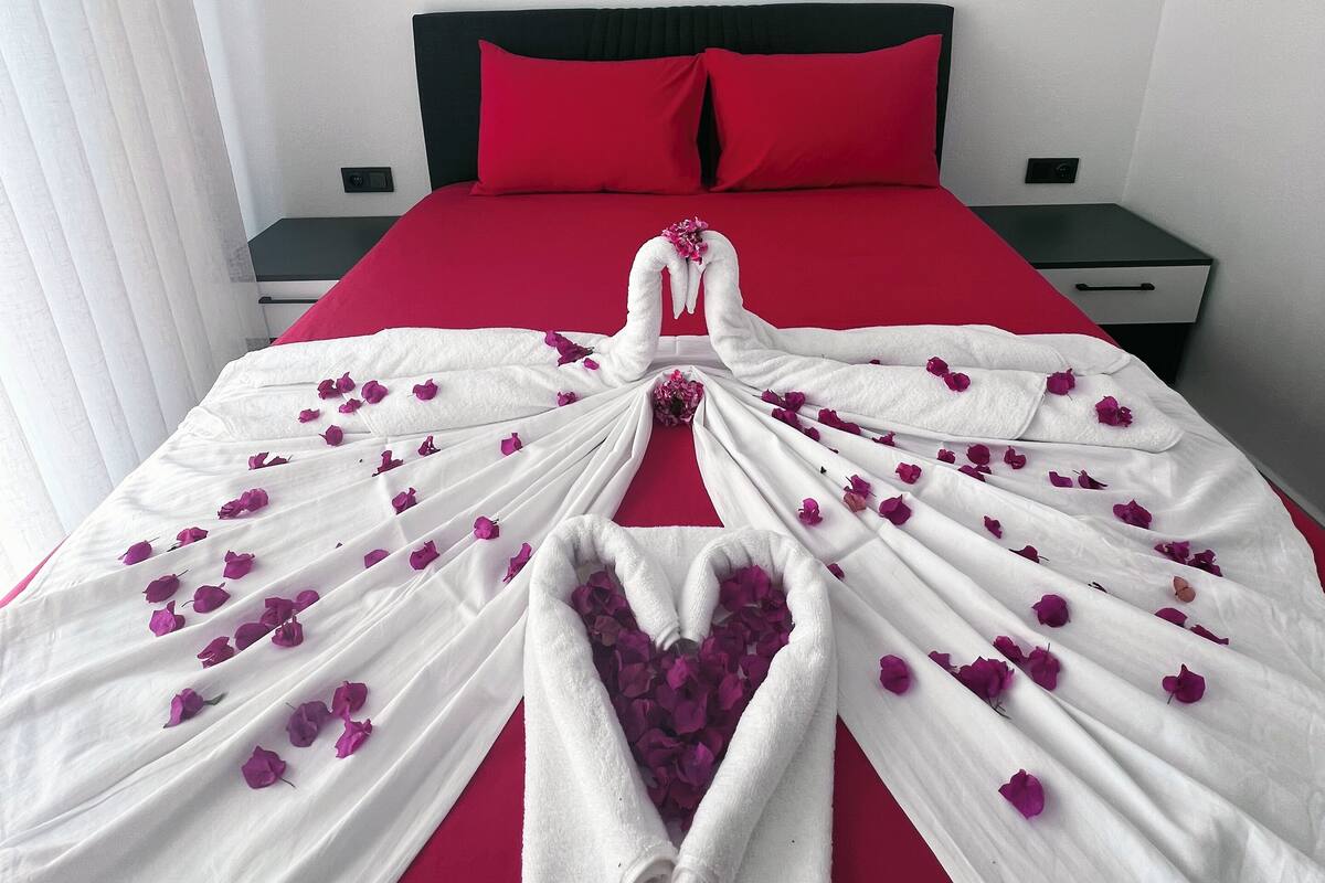Classic Apartment | Laptop workspace, iron/ironing board, WiFi (free), bed sheets