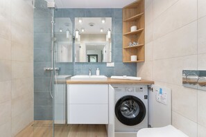 Apartment, 2 Schlafzimmer, Terrasse, am Strand | Badezimmer | Dusche, Hydromassagedusche, kostenlose Toilettenartikel, Haartrockner