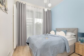 Apartment, 2 Schlafzimmer, Terrasse, am Strand | 2 Schlafzimmer, individuell eingerichtet, Bügeleisen/Bügelbrett