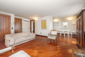 Een televisie en een kantoor