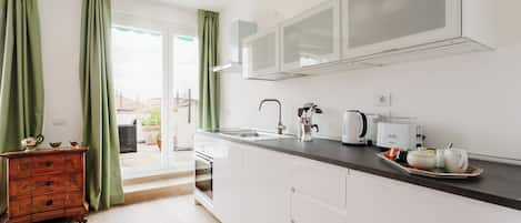 Kühlschrank, Mikrowelle, Ofen, Herdplatte