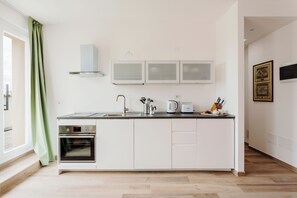 Réfrigérateur, four à micro-ondes, un four, surface de cuisson