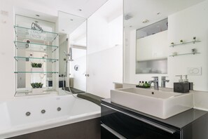 シャワー、ヘアドライヤー、タオル