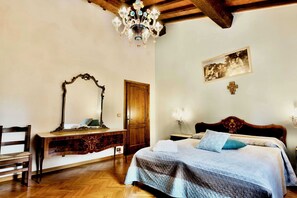 4 makuuhuonetta, työpöytä, silitysrauta/-lauta, Wi-Fi