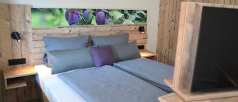 1 chambre, fer et planche à repasser, lit de bébé portatif