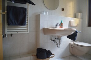 Shower, hair dryer, towels, soap - Vacation apartments "Am Obstgärtla"-Zwetschge   (Ebermannstadt)