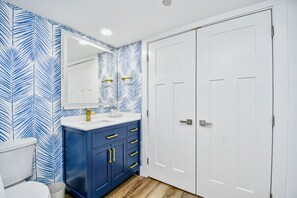 Condo, 3 Bedrooms | Bathroom | Towels, shampoo - Remodeled, Open Airy Condo, With Full Access , 1706 Brighton 3 Bedroom Condo (Myrtle Beach)