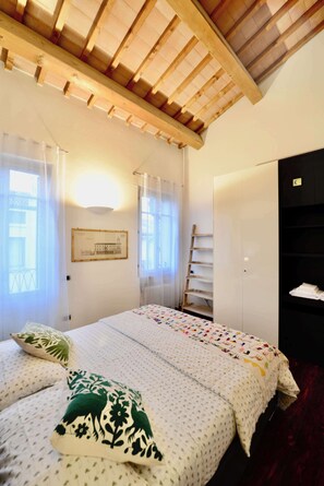 1 bedroom, desk, iron/ironing board, WiFi