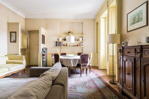 TV, offices - Classy apartment in the heart of Milan (Milano)