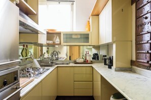 Fridge, microwave, oven, stovetop - Classy apartment in the heart of Milan (Milano)