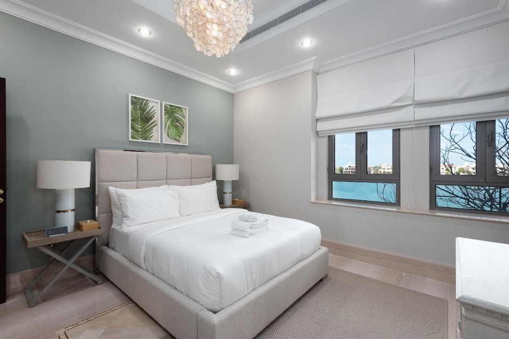 Luxury 7br Villa W/ Private Beach And Pool - Dubai