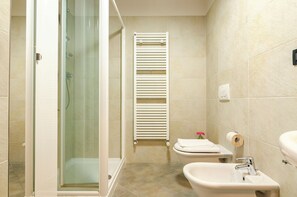 Shower, hair dryer - Large studio flat with private car park (Bologna)