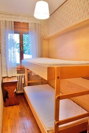 3 bedrooms, desk, iron/ironing board, WiFi