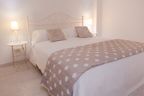 1 habitación, escritorio, tabla de planchar con plancha y wifi 