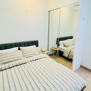 3 室のベッドルーム、アイロン / アイロン台、WiFi、ベッドシーツ