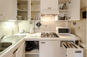 Fridge, microwave, stovetop, dishwasher - Warm and cosy 1 bedroom in Bologna historic centre (Bologna)
