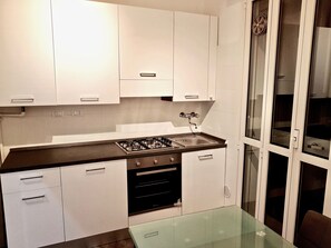 Kylskåp, mikrovågsugn, spishäll och diskmaskin