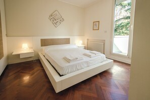 4 bedrooms, iron/ironing board, WiFi, bed sheets