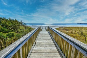 On the beach - Remodeled, open airy condo with full resort access, 1706 Brighton (Myrtle Beach)