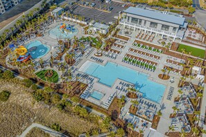 Una piscina techada, una piscina climatizada