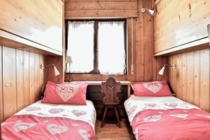 3 bedrooms, desk, iron/ironing board, WiFi