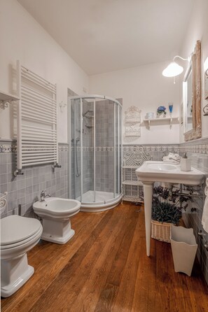 Douche, sèche-cheveux, serviettes fournies