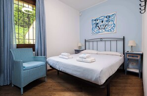 4 bedrooms, desk, iron/ironing board, WiFi