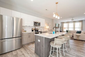 Refrigerador, microondas, horno, placa de cocina