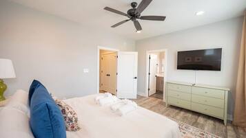 3 habitaciones, escritorio, tabla de planchar con plancha y wifi