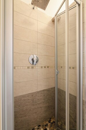 Douche, séchoir à cheveux, serviettes fournies