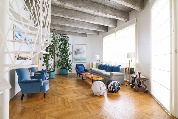 Een televisie en een kantoor