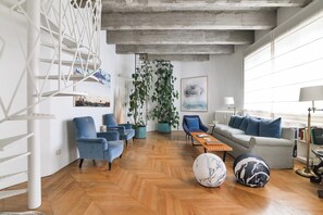 Een televisie en een kantoor