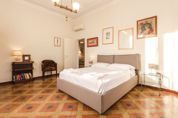 2 quartos, ferros/tábuas de passar roupa, Wi-Fi, roupa de cama